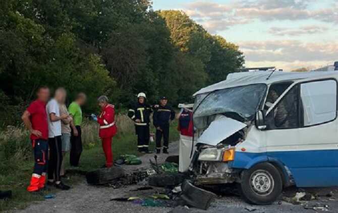 На Львівщині автівка зіткнулась з мікроавтобусом: загинула жінка