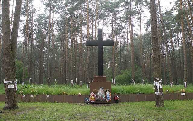 На Дніпропетровщині підлітки намагалися зняти прапор на могилі воїна і знайшли безглузде виправдання