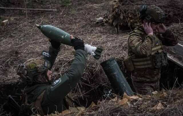 ЗСУ на Донеччині не вистачає людей і снарядів, в окопи направляють кухарів, – WSJ