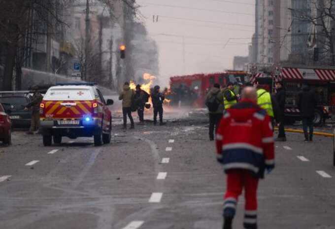 В Києві уламки ракет пошкодили тепломагістраль: без тепла 630 житлових будинків, десятки шкіл та лікувальних закладів