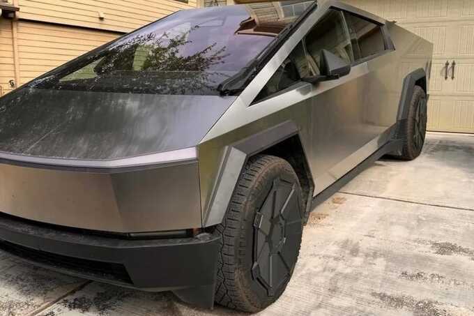 У Києві помітили рідкісний Tesla Cybertruck