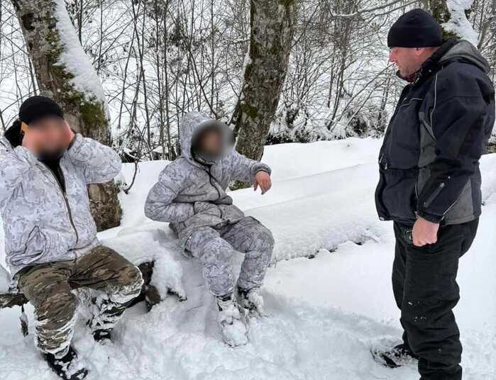 Прикордонники затримали трьох чоловіків, які 7 діб блукали засніженими горами