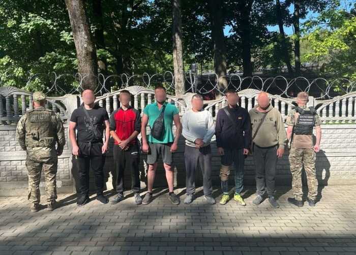 Біля кордону зі Словаччиною затримали шістьох чоловіків, які намагались втекти за кордон