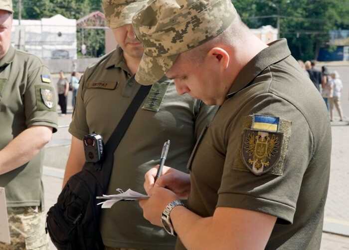 У Львові чоловіка без одного кросівка військові силою затягнули в бус по асфальту