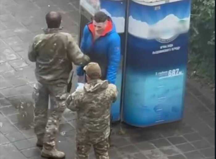 Працівнику ТЦК у Харкові оголосили підозру в хуліганстві за побиття вчителя