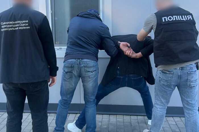 На Одещині викрили шахрая, який за 35 тисяч доларів обіцяв «формальну» службу в армії