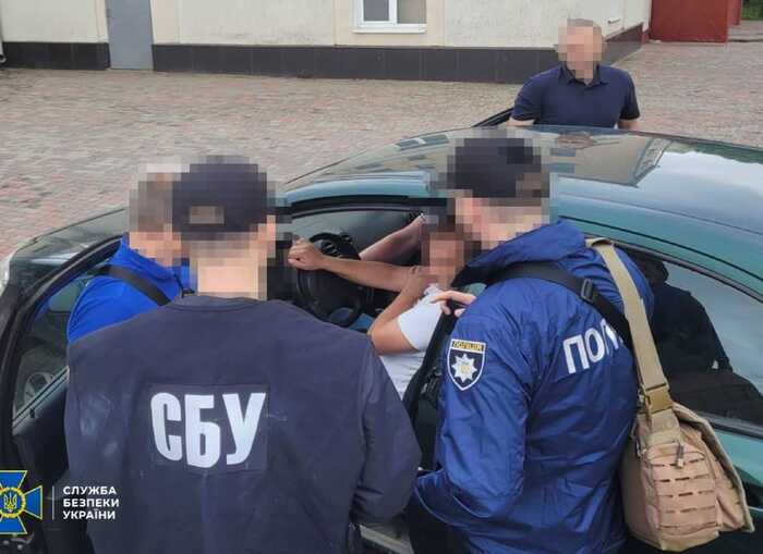 Затримано посадовця Подільської райради Полтави на хабарі у 13000 доларів