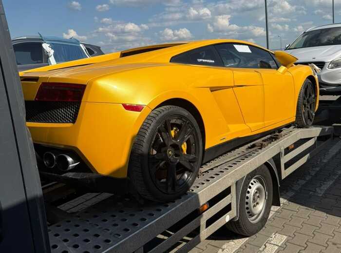 Львівські митники викрили спробу незаконного ввезення Lamborghini Gallardo