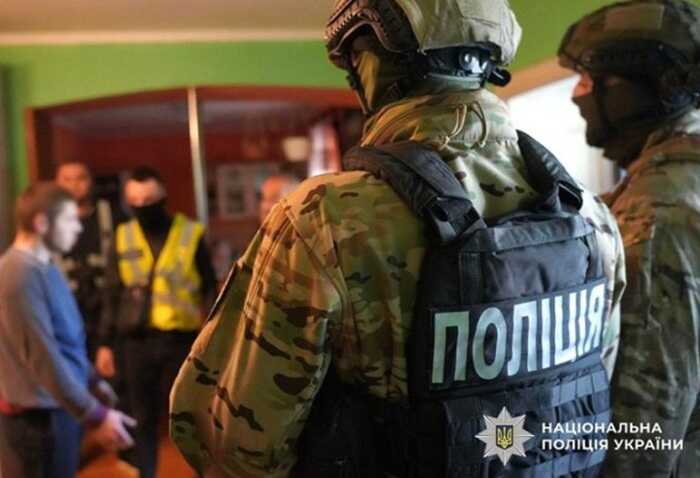 Понад 500 обшуків: поліція проводить масштабну спецоперацію проти незаконного обігу зброї