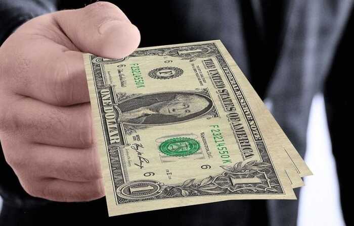 Українців ошукують під час обміну валюти: курс долара залежить від року випуску банкноти