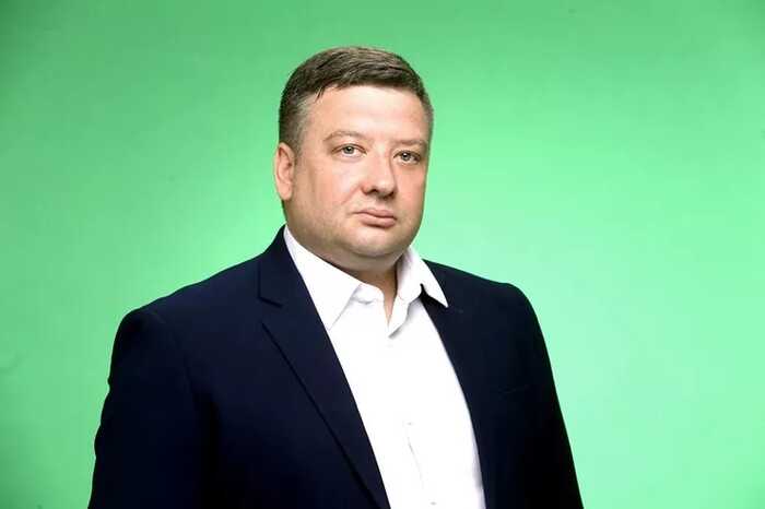 Маєток в Києві, люксове авто від луганської компанії і «допомога переселенцям»: що приховує родина нардепа Кузнєцова, якого спіймали на корупційній схемі