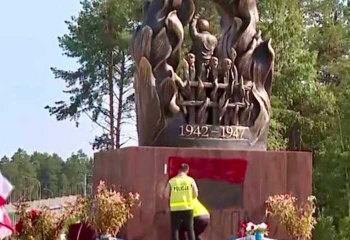 У Польщі затримали українських підлітків за наругу над пам’ятником Волинській трагедії
