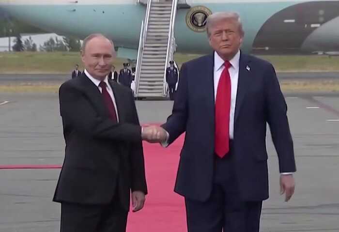 Показав, що не чує: У Путіна журналісти запитали, коли він перестане вбивати цивільних