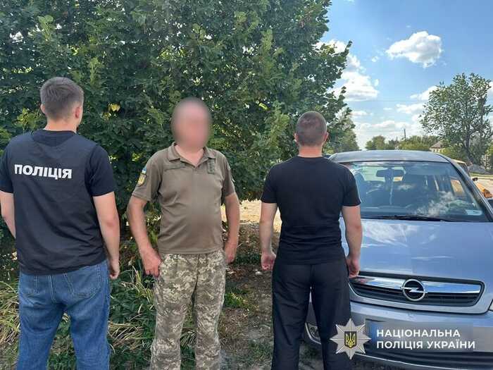 На Дніпропетровщині командир роти вимагав хабарі за приховування СЗЧ — Нацполіція